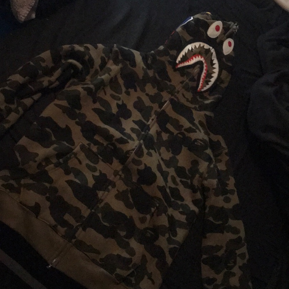Bathing ape zip up hoodie (like new)